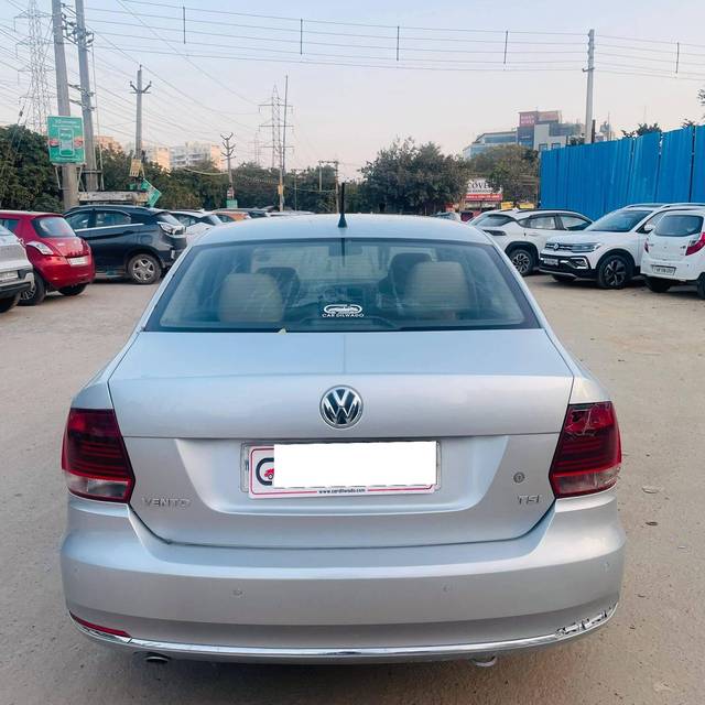 https://images10.gaadi.com/usedcar_image/4350930/original/processed_fcbbdb952478cbe364c49cca33cb81f8.jpg?imwidth=6401