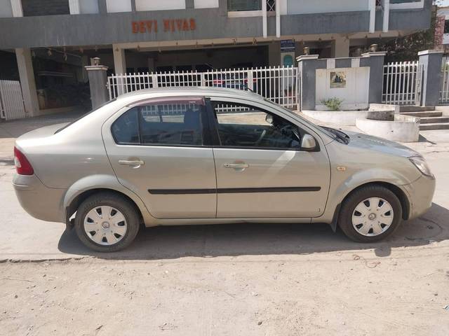 https://images10.gaadi.com/usedcar_image/4351010/original/processed_e72e7b7a8ff4e93a9af6d17bedb9a1cf.jpg?imwidth=6401