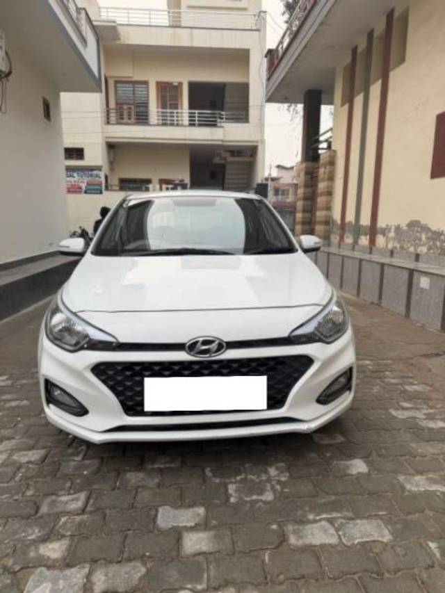 https://images10.gaadi.com/usedcar_image/4351251/original/processed_16faae3f-fad0-40d4-a986-a5e6283e8e6d.jpg?imwidth=6400