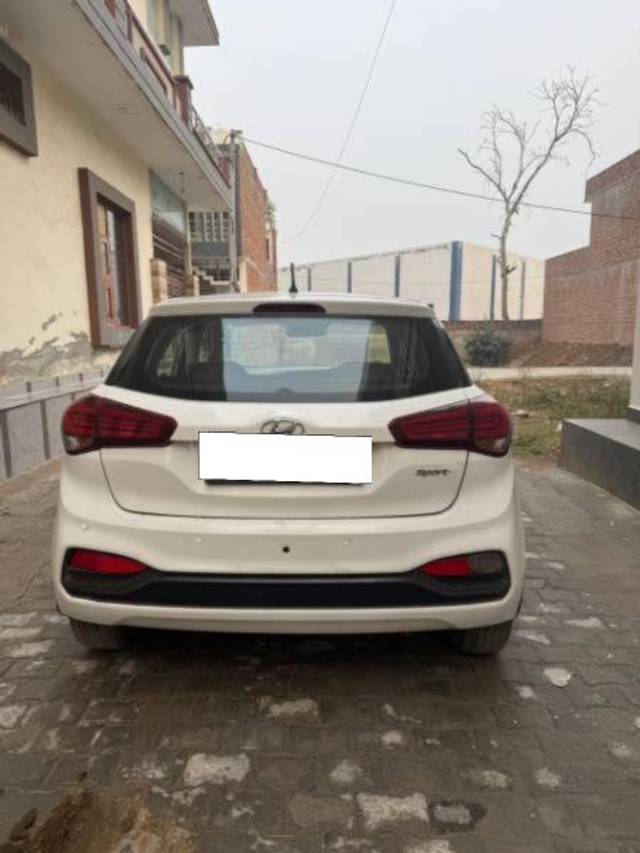 https://images10.gaadi.com/usedcar_image/4351251/original/processed_53b76cb2-af6b-4103-a62b-de2035b9238e.jpg?imwidth=6401