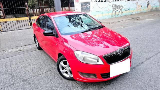 https://images10.gaadi.com/usedcar_image/4351435/original/processed_83972ed9f51d5b471fee5aba42c01223.jpg?imwidth=6400