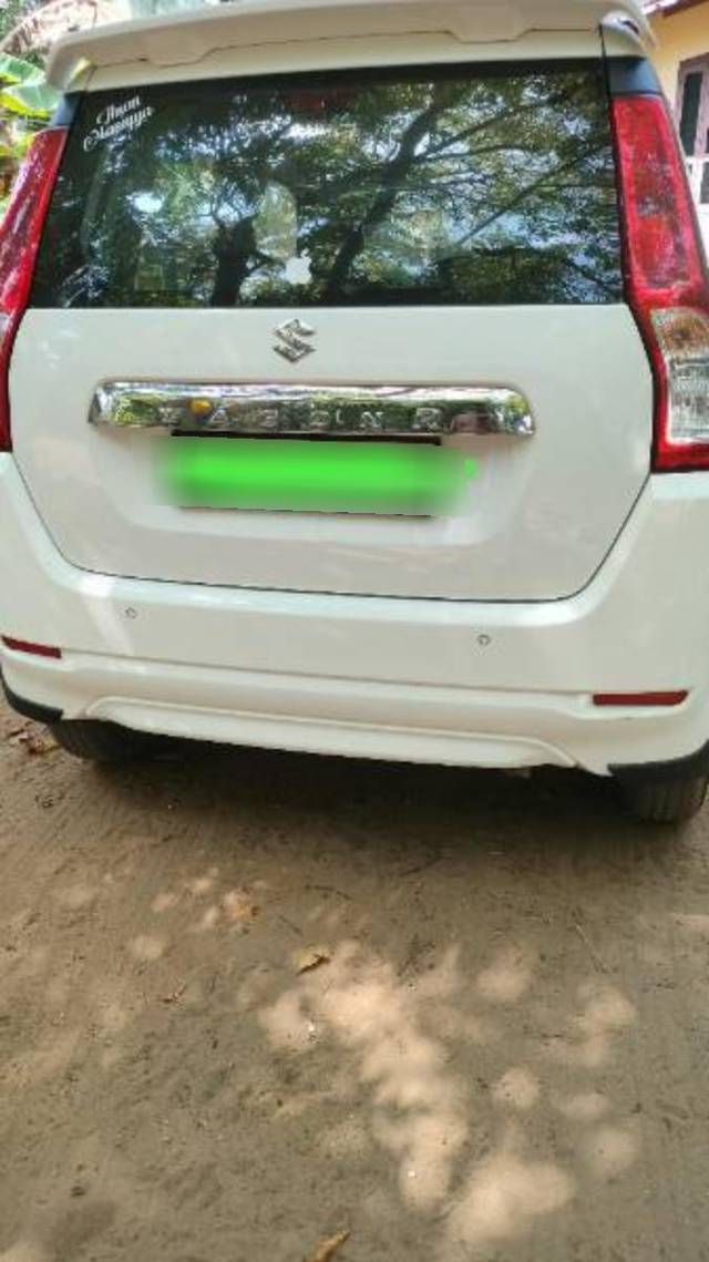 https://images10.gaadi.com/usedcar_image/4351575/original/processed_d75eedbe-9969-465e-aecd-6297a5a3b8a7.jpg?imwidth=6400