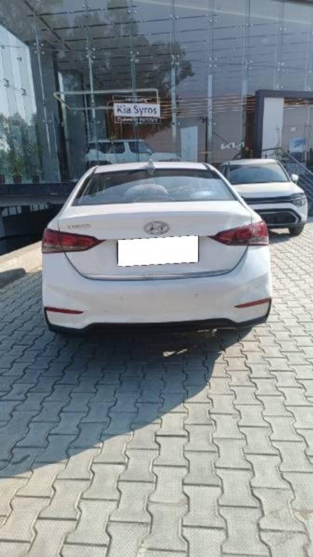 https://images10.gaadi.com/usedcar_image/4351748/original/processed_2fd4f8e0-d652-43b6-9312-8254cb813349.jpg?imwidth=6402