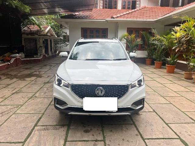 https://images10.gaadi.com/usedcar_image/4351753/original/processed_2010fb59-0466-4ce5-9a86-988c95fc9328.jpeg?imwidth=6402