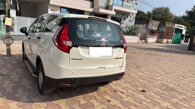 https://images10.gaadi.com/usedcar_image/4352024/original/processed_f26b03d2-3abd-4325-b638-804075a0278f.jpeg?imwidth=6402