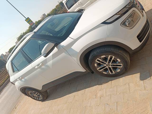 https://images10.gaadi.com/usedcar_image/4352081/original/processed_d76cb83f607440dd1ea39d27a8396ddb.jpg?imwidth=6402