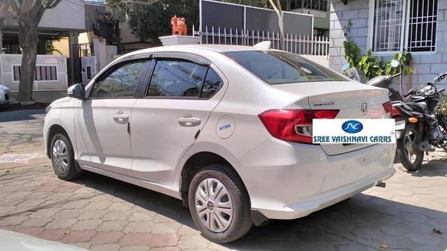 https://images10.gaadi.com/usedcar_image/4352295/original/processed_e8be143e7a226dcb344006fba651f94e.jpg?imwidth=6402