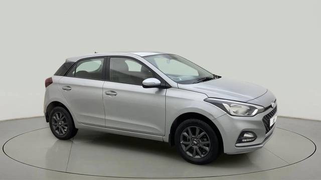 https://images10.gaadi.com/usedcar_image/4352333/original/d8dc4c1b970f104754352210a7f05ee9.jpg?imwidth=6400