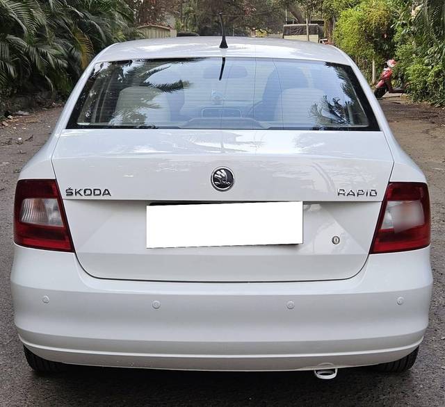 https://images10.gaadi.com/usedcar_image/4352530/original/processed_eab832a666feb6d3fb1bb2f6c5ce5fcd.jpg?imwidth=6402