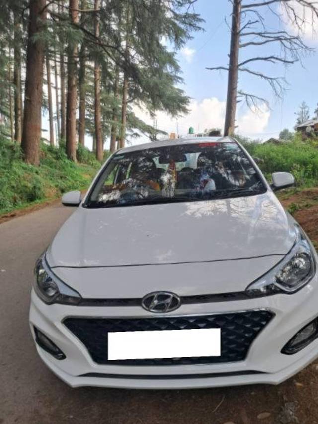 https://images10.gaadi.com/usedcar_image/4352546/original/processed_60717a44-30cc-4b0b-b82c-0416d04511ac.jpg?imwidth=6400