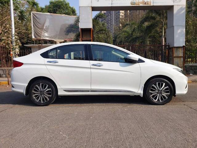 https://images10.gaadi.com/usedcar_image/4352631/original/processed_842dc8c77f680d2ac5540ee6faf1cbb0.jpg?imwidth=6401