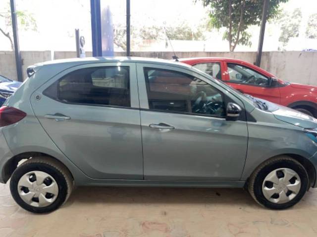 https://images10.gaadi.com/usedcar_image/4352654/original/89fb92b8fe0d3a4e14f91e491291e4df.jpeg?imwidth=6402