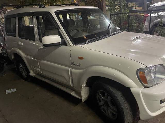 https://images10.gaadi.com/usedcar_image/4352895/original/85657cc931beca2866ce56f9d1bd965a.jpeg?imwidth=6402