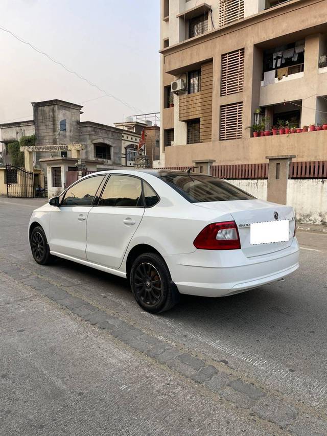 https://images10.gaadi.com/usedcar_image/4352995/original/processed_170b4a3834237945b12a1ea88bbb3ef4.jpg?imwidth=6402