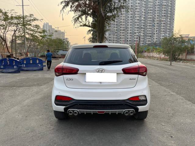 https://images10.gaadi.com/usedcar_image/4353116/original/processed_9d87b8cae4cf10741fe11618dca888d1.jpg?imwidth=6402