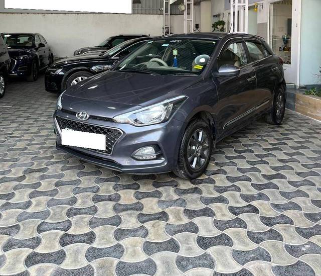 https://images10.gaadi.com/usedcar_image/4353685/original/processed_269bf78225b1f6092cde405664a7de8a.jpg?imwidth=6400