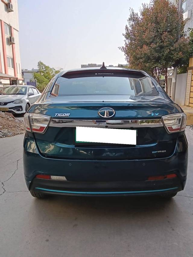 https://images10.gaadi.com/usedcar_image/4353699/original/processed_834e47481f909c5fcf9b926be2388cb8.jpg?imwidth=6402