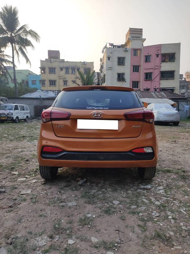 https://images10.gaadi.com/usedcar_image/4353779/original/processed_6c329d12b5c1df7ab01e4ed5ec591ce2.jpg?imwidth=6402