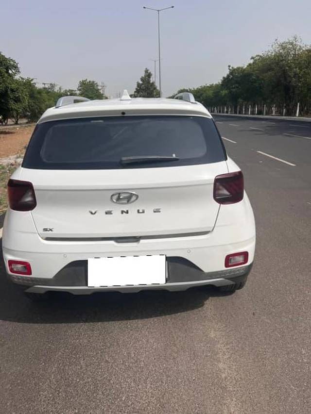 https://images10.gaadi.com/usedcar_image/4353937/original/processed_580aed4bc673d8d2ba3fef37e0fd0972.jpg?imwidth=6401