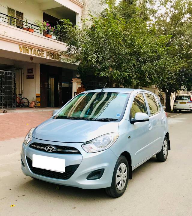 https://images10.gaadi.com/usedcar_image/4353955/original/processed_d99d7cc566dd15378830dbb57c7b0b5a.jpg?imwidth=6402