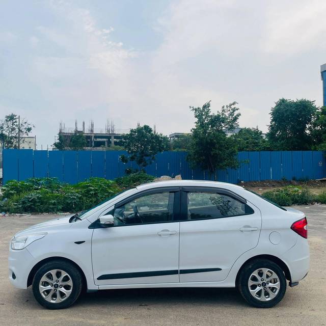 https://images10.gaadi.com/usedcar_image/4354047/original/processed_d830e1d1436a9623382fcfc95dc69159.jpg?imwidth=6402