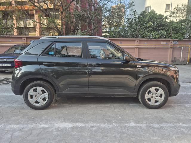 https://images10.gaadi.com/usedcar_image/4354182/original/processed_038c2202987079833716a2a6f81d0767.jpg?imwidth=6401