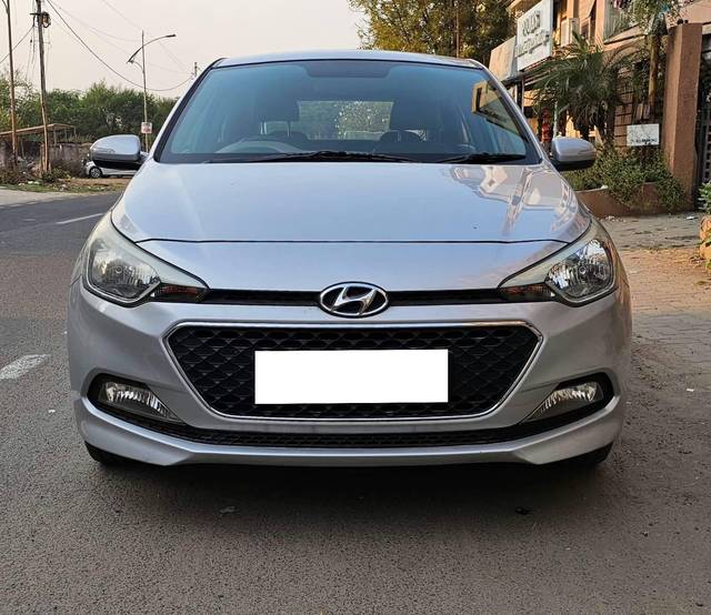 https://images10.gaadi.com/usedcar_image/4354310/original/processed_d62ae6355bbe9f73ae96dafae9812d8a.jpg?imwidth=6402