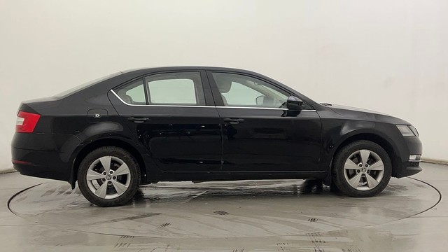 Second-hand 2018 Skoda Octavia 2.0 TDI MT Style for sale in Hyderabad-2
