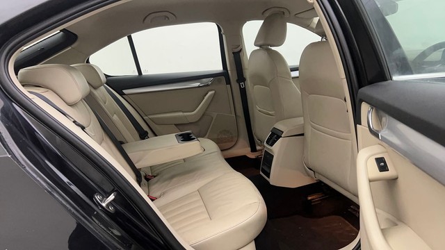 Second-hand 2018 Skoda Octavia 2.0 TDI MT Style for sale in Hyderabad-34