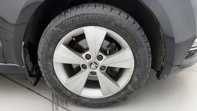 Second-hand 2018 Skoda Octavia 2.0 TDI MT Style for sale in Hyderabad-17