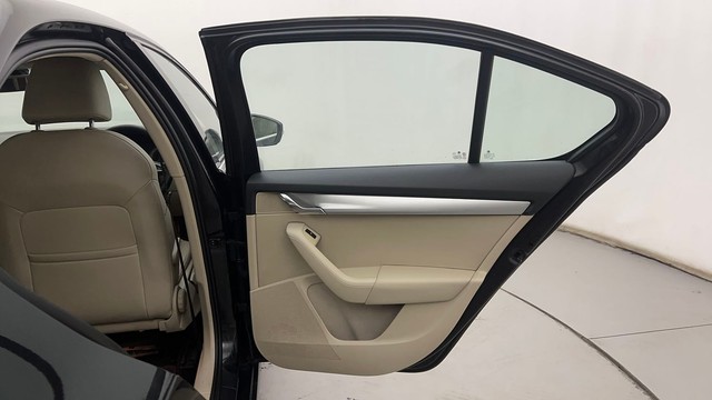 Second-hand 2018 Skoda Octavia 2.0 TDI MT Style for sale in Hyderabad-29