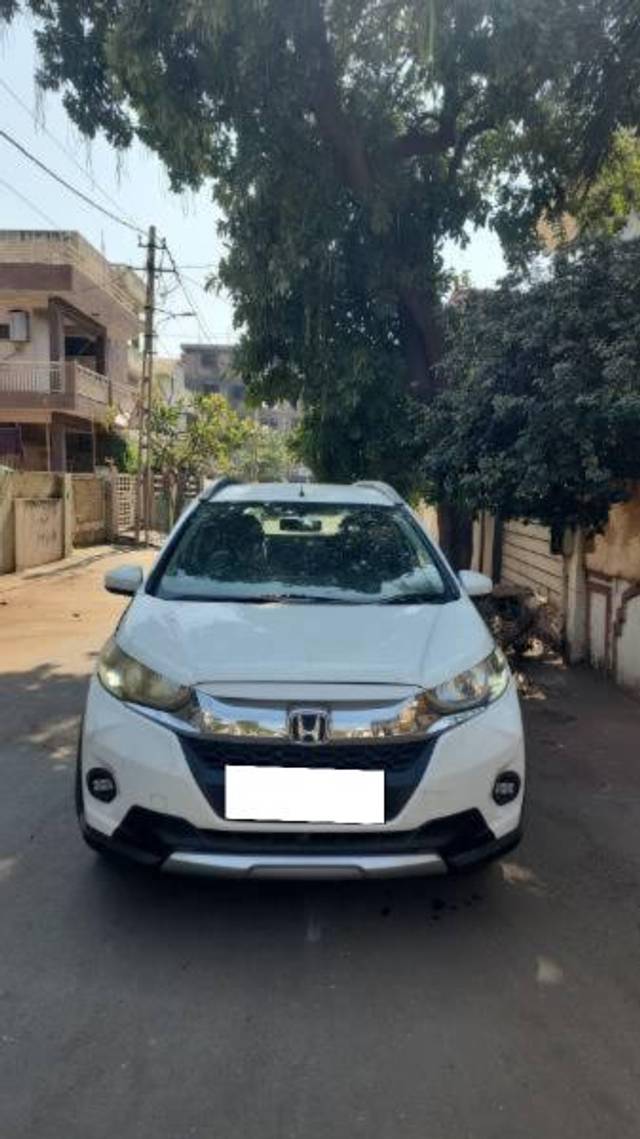 https://images10.gaadi.com/usedcar_image/4356355/original/processed_3ece509e-f6b9-4179-a92b-23e5ae7b1f44.jpg?imwidth=6402