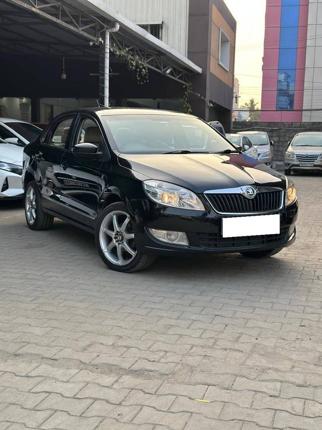 https://images10.gaadi.com/usedcar_image/4356904/original/processed_a6a771c304b535af873253de8150f0b9.jpg?imwidth=6400