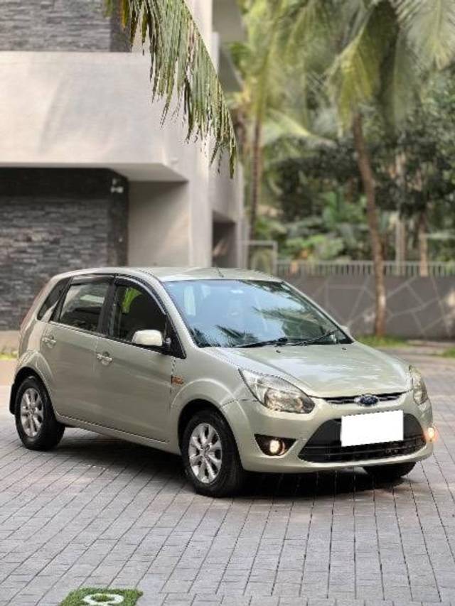 https://images10.gaadi.com/usedcar_image/4357125/original/processed_211182f3-2fce-4d70-a283-12ebdb361c1c.jpeg?imwidth=6400