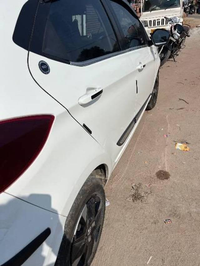 https://images10.gaadi.com/usedcar_image/4357714/original/processed_509cbec4-b882-42ac-85e9-e333a6002fec.jpeg?imwidth=6400