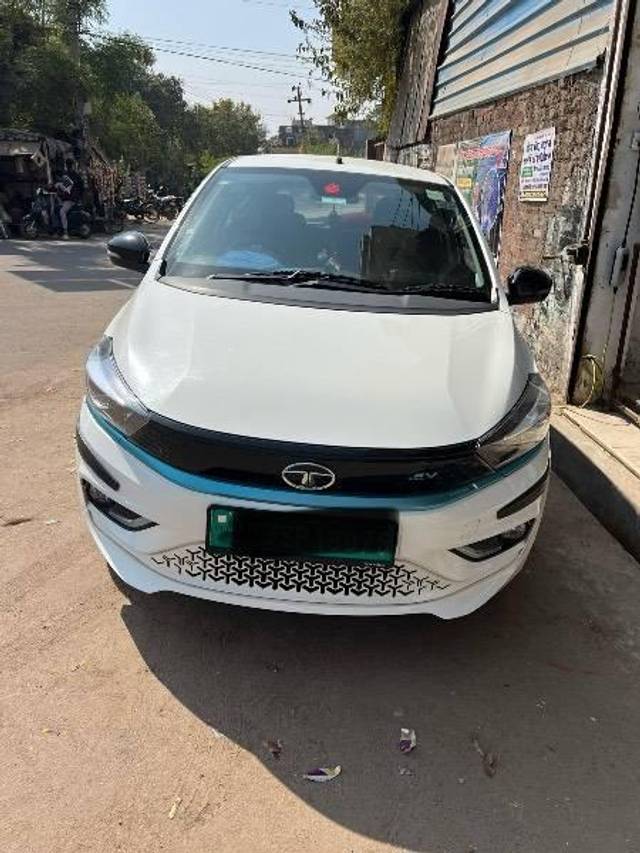 https://images10.gaadi.com/usedcar_image/4357714/original/processed_b92a5ed9-697a-43b5-aca1-411fcc0c6421.jpeg?imwidth=6402