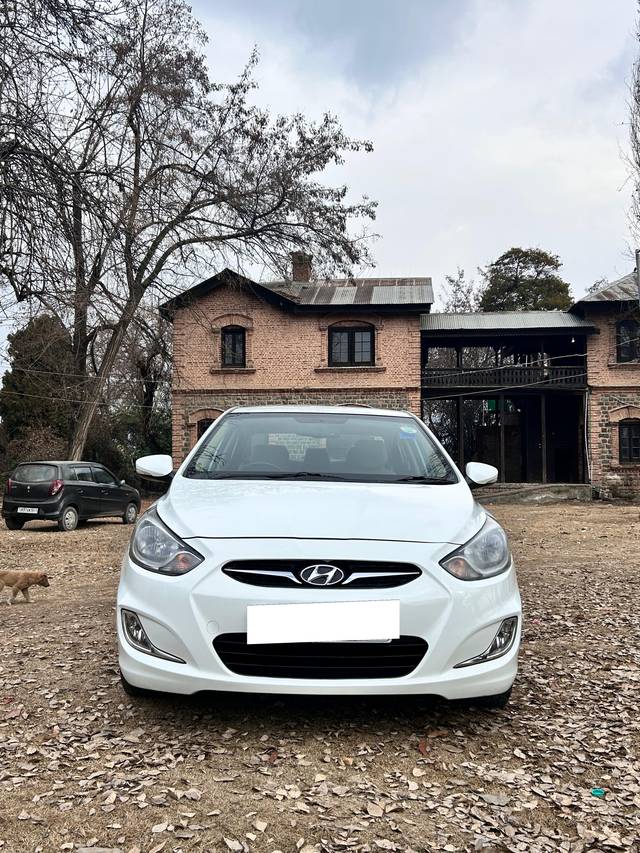 https://images10.gaadi.com/usedcar_image/4357716/original/processed_2adc5ed7cbcb6eccc087be60e49ade66.jpg?imwidth=6401