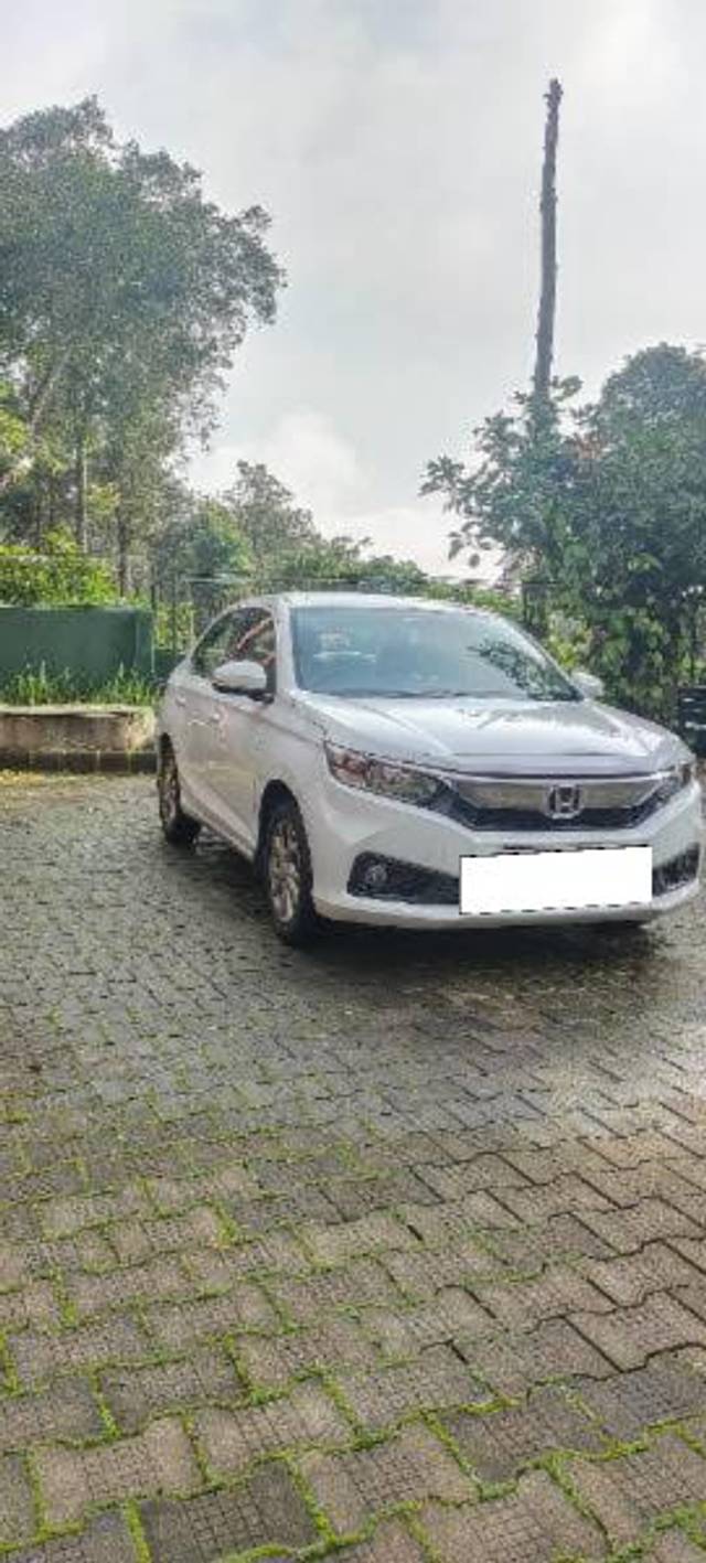 https://images10.gaadi.com/usedcar_image/4357854/original/processed_bb02b26f-7365-4662-8c5f-300b454a52e8.jpg?imwidth=6402