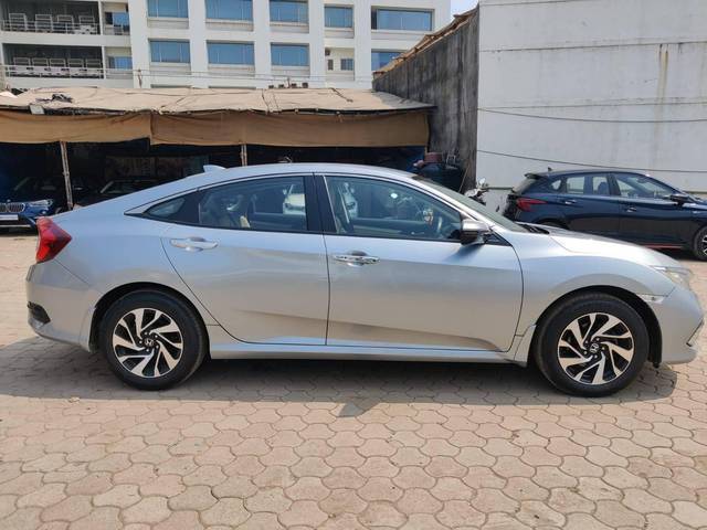 https://images10.gaadi.com/usedcar_image/4358147/original/processed_d171ca80e0c4bb59b420c7dee3fdb1be.jpeg?imwidth=6401