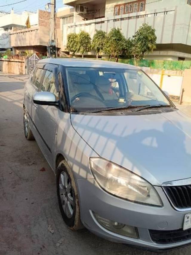 https://images10.gaadi.com/usedcar_image/4358221/original/processed_2be70159-0544-4345-8012-bb0c806934d8.jpg?imwidth=6400