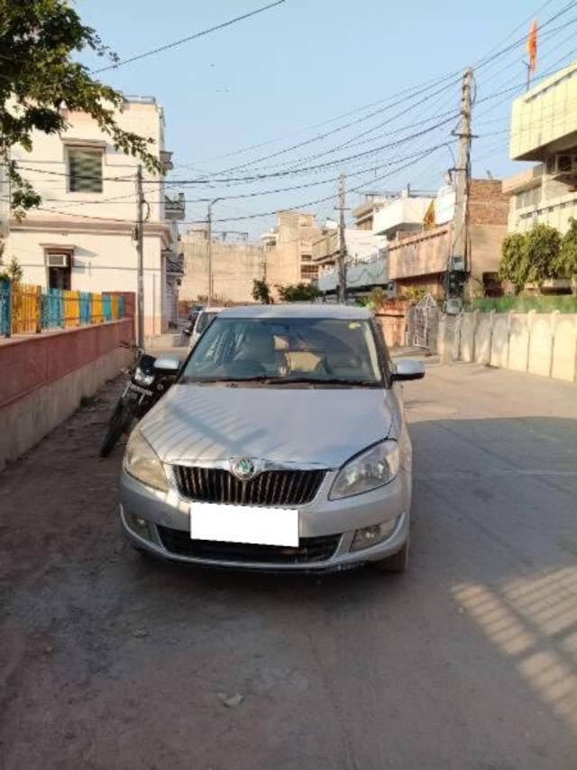 https://images10.gaadi.com/usedcar_image/4358221/original/processed_6c1d3f76-4dba-4d52-b3d3-8b05ae6a4ed1.jpg?imwidth=6402