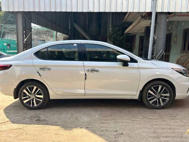 https://images10.gaadi.com/usedcar_image/4358286/original/processed_92955a2e-f4be-40bc-bbec-2ab2dbc925d3.jpg?imwidth=6401