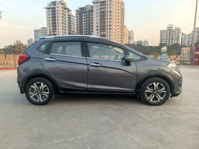 https://images10.gaadi.com/usedcar_image/4358382/original/processed_a7929cc11a0ea0619b1fce46e2a8be94.jpg?imwidth=6401