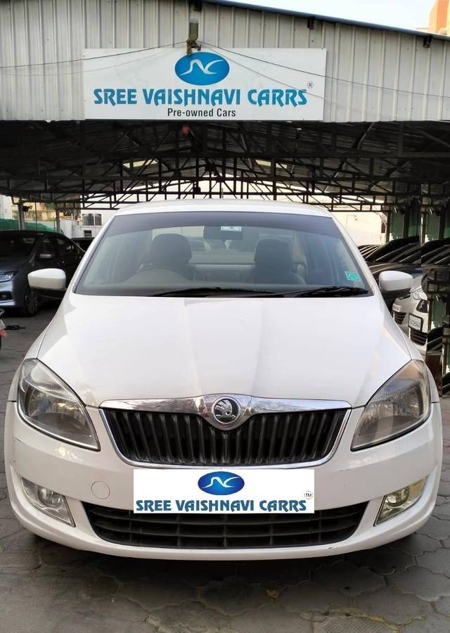 https://images10.gaadi.com/usedcar_image/4359118/original/processed_e676c013b651dc18ee02a0181b0f6c89.jpeg?imwidth=6402