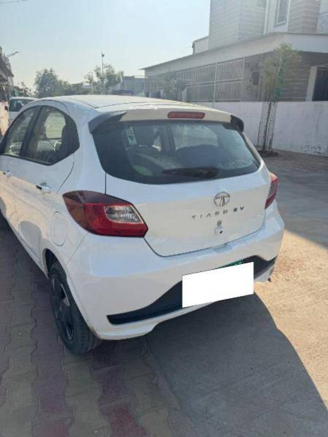 https://images10.gaadi.com/usedcar_image/4359146/original/39c1d72884d7a809126b44866f69f144.jpeg?imwidth=6402