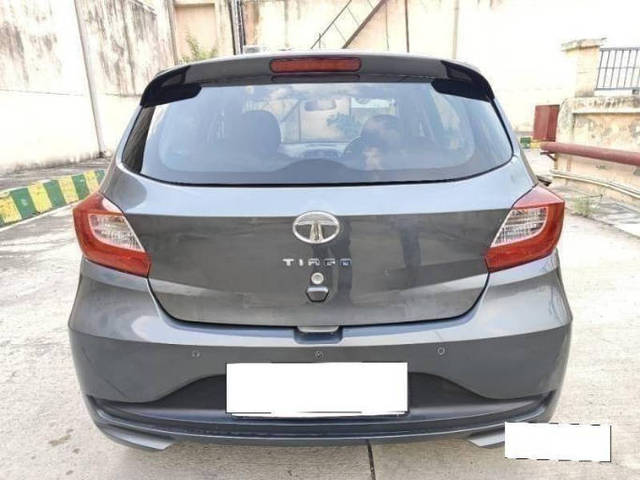 https://images10.gaadi.com/usedcar_image/4359457/original/processed_c2a7afec20d58f1027dd5406985f9592.png?imwidth=6402