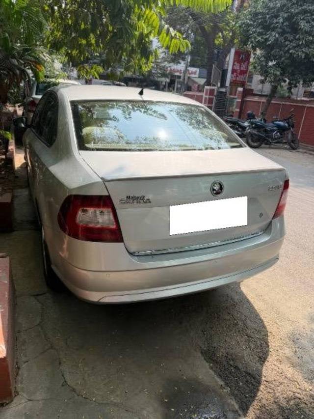 https://images10.gaadi.com/usedcar_image/4359711/original/processed_bd178f75-1337-4e15-9f44-ec278a89e7e4.jpeg?imwidth=6400