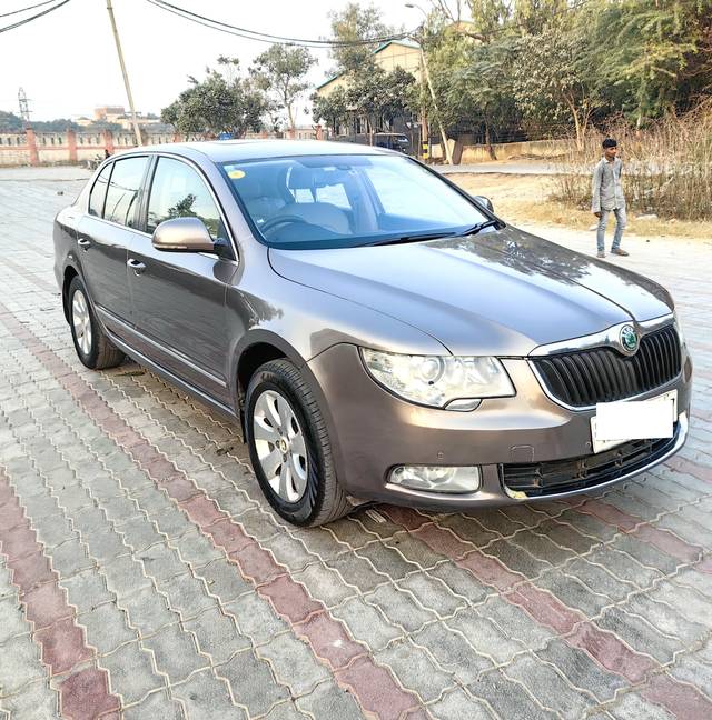 https://images10.gaadi.com/usedcar_image/4359742/original/processed_b64db0af9a04a93dcaed5aabf31c8988.jpg?imwidth=6400