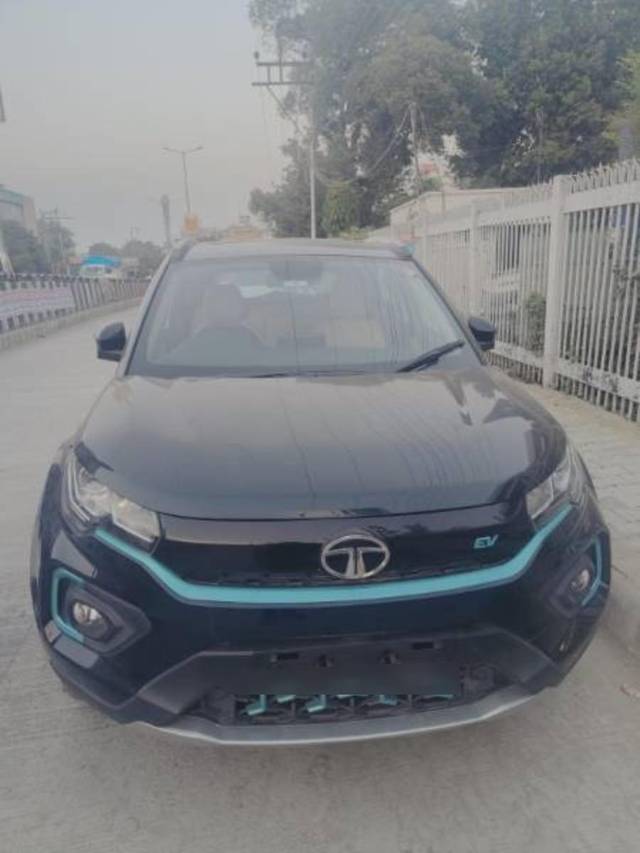 https://images10.gaadi.com/usedcar_image/4359751/original/processed_ff9a124f-a44c-4804-8c25-053e6449ff60.jpg?imwidth=6400