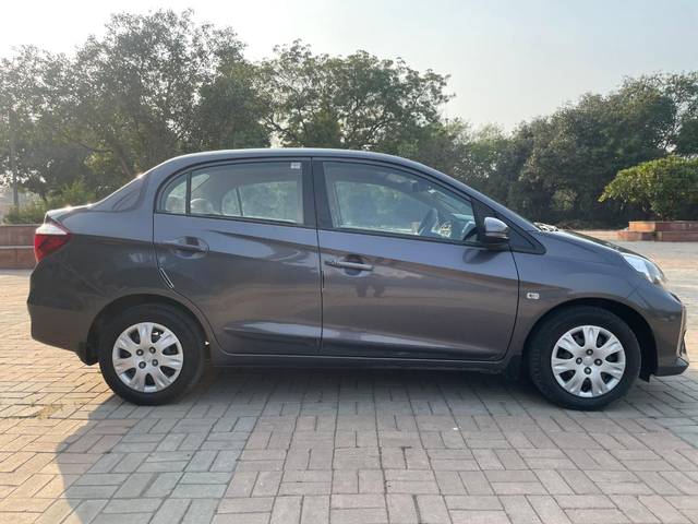 https://images10.gaadi.com/usedcar_image/4359907/original/522166afaec81a0c7db262a7caa7e1b5.jpg?imwidth=6401